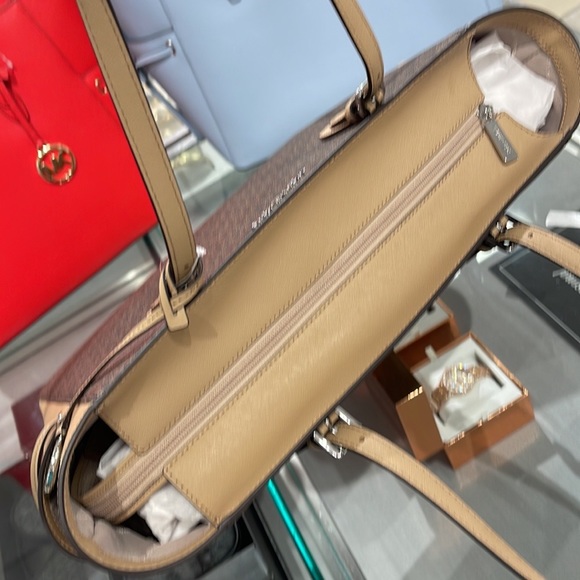 MICHAEL KORS GILLY LARGE DRAWSTRING TRAVEL TOTE SIGNATURE Camel
NWT

NWT - Picture 5 of 16